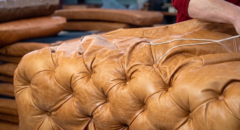 Cận cảnh bề mặt da cao cấp và đường chỉ may sofa HNSOFA